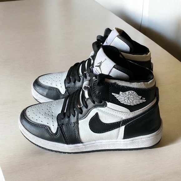 Amazon.com | Jordan Youth Air 1 Mid GS 554725 073 White  Air Jordan 1 Mid High Top Sneakers Youth Size US 7.5 MX 25.5 White/Black